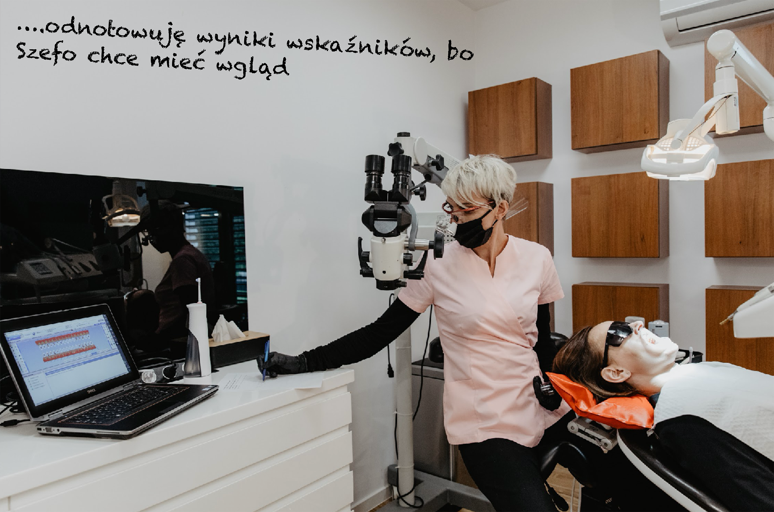 higienistka notuje wyniki wskaźników, bo szef chce je znać