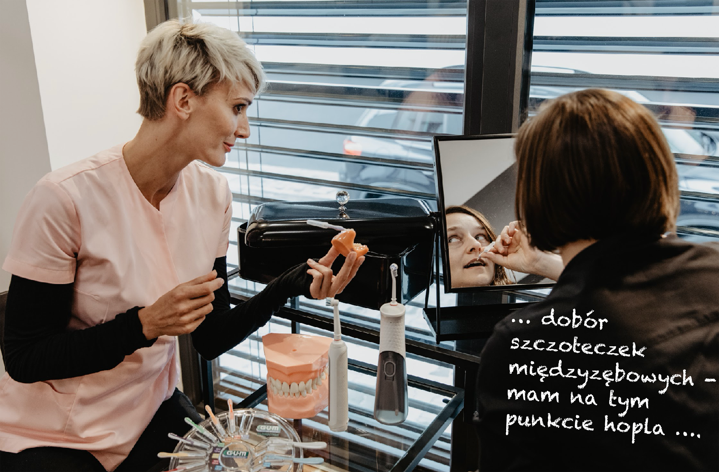 higienistka pomaga dobrać właściwą szczoteczkę