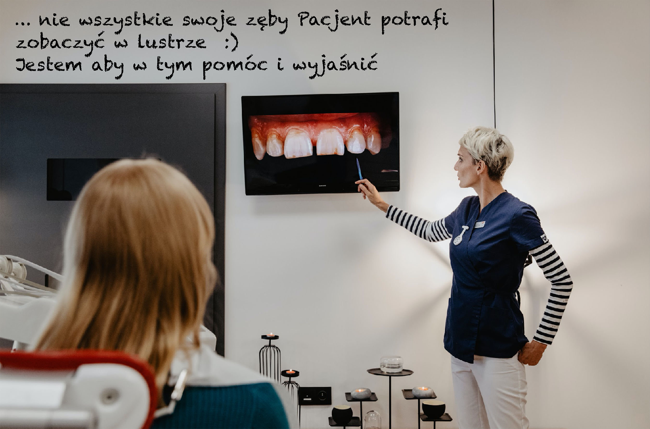 higienistka pokazuje pacjentowi zdjęcie jego uzębienia i omawia higienizacje i leczenie