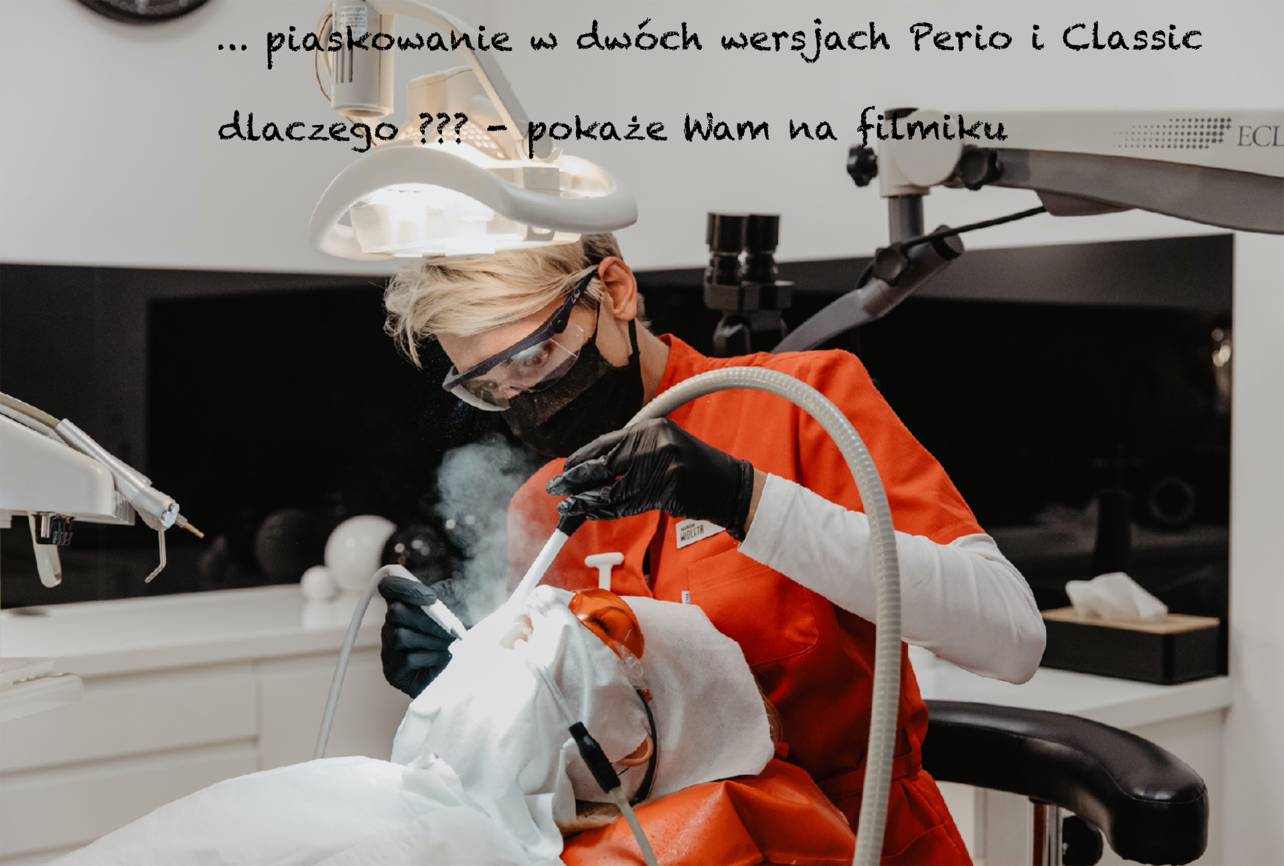 higienistka dokonuje piaskowania