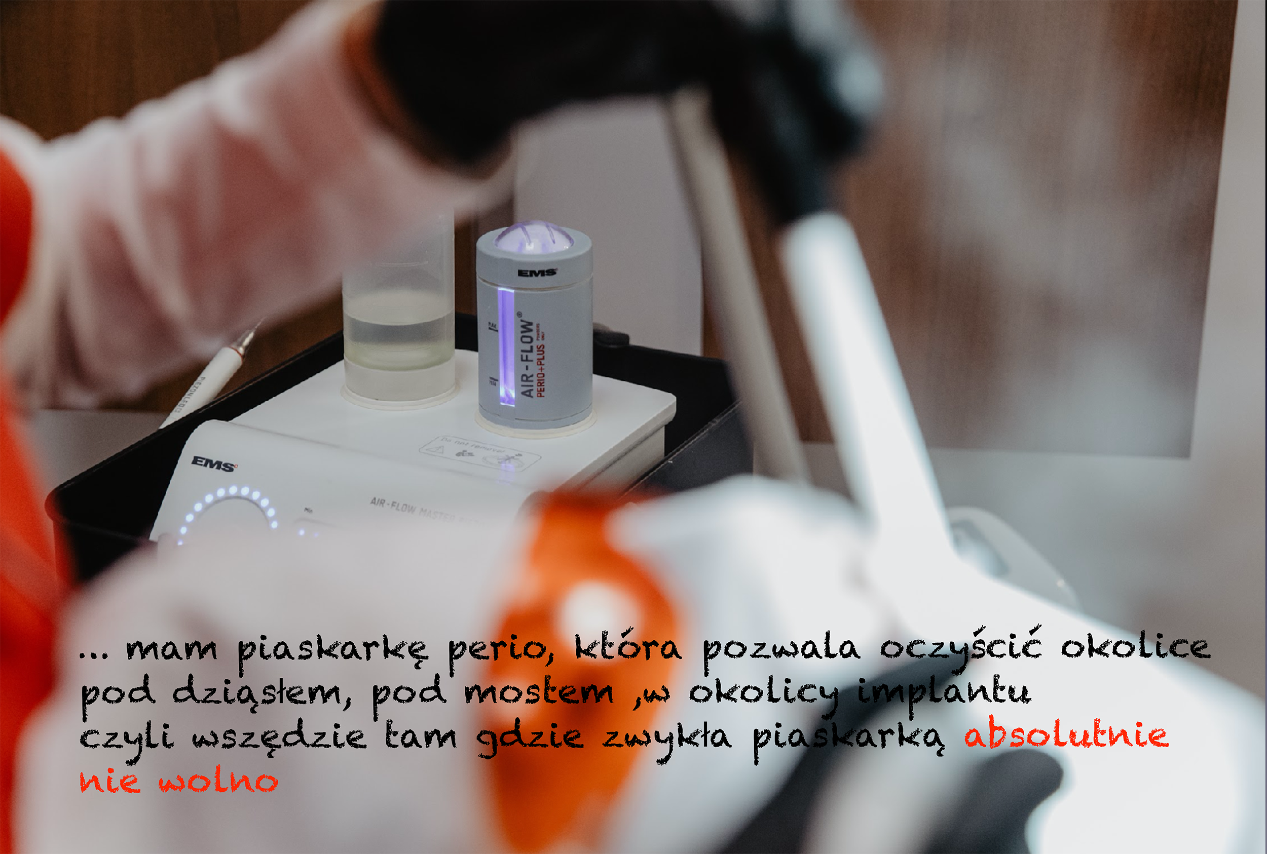 higienistka dokonuje piaskowania piaskarką perio która pozwala oczyścić okolice pod dziąsłem pod mostem, w okolicy implantu, tam gdzie zwykłą piaskarką absolutnie nie wolno