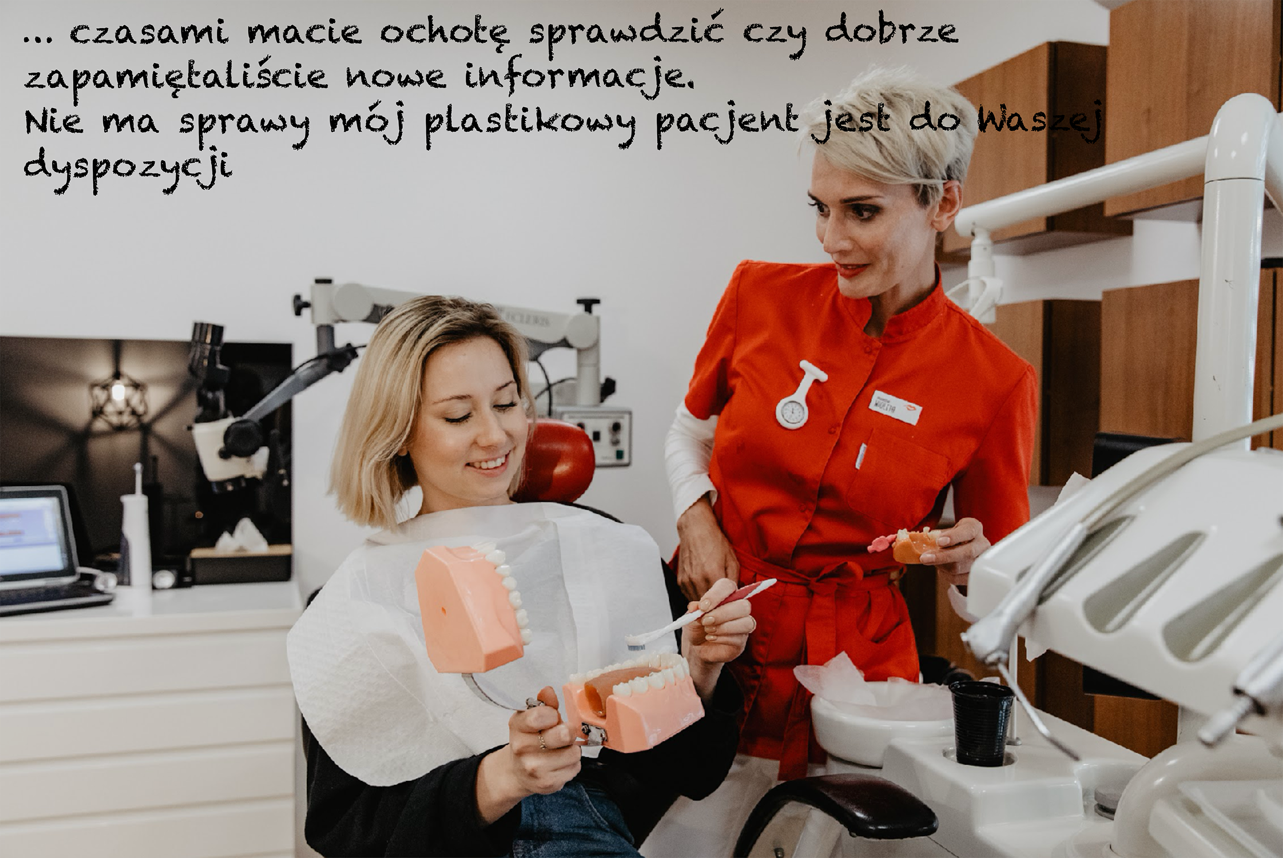 pacjentka sprawdza na plastikowym modelu szczęki czy dobrze zapamiętała informacje o higienizacji pod czujnym okiem higienistki, która udziela dodatkowych informacji