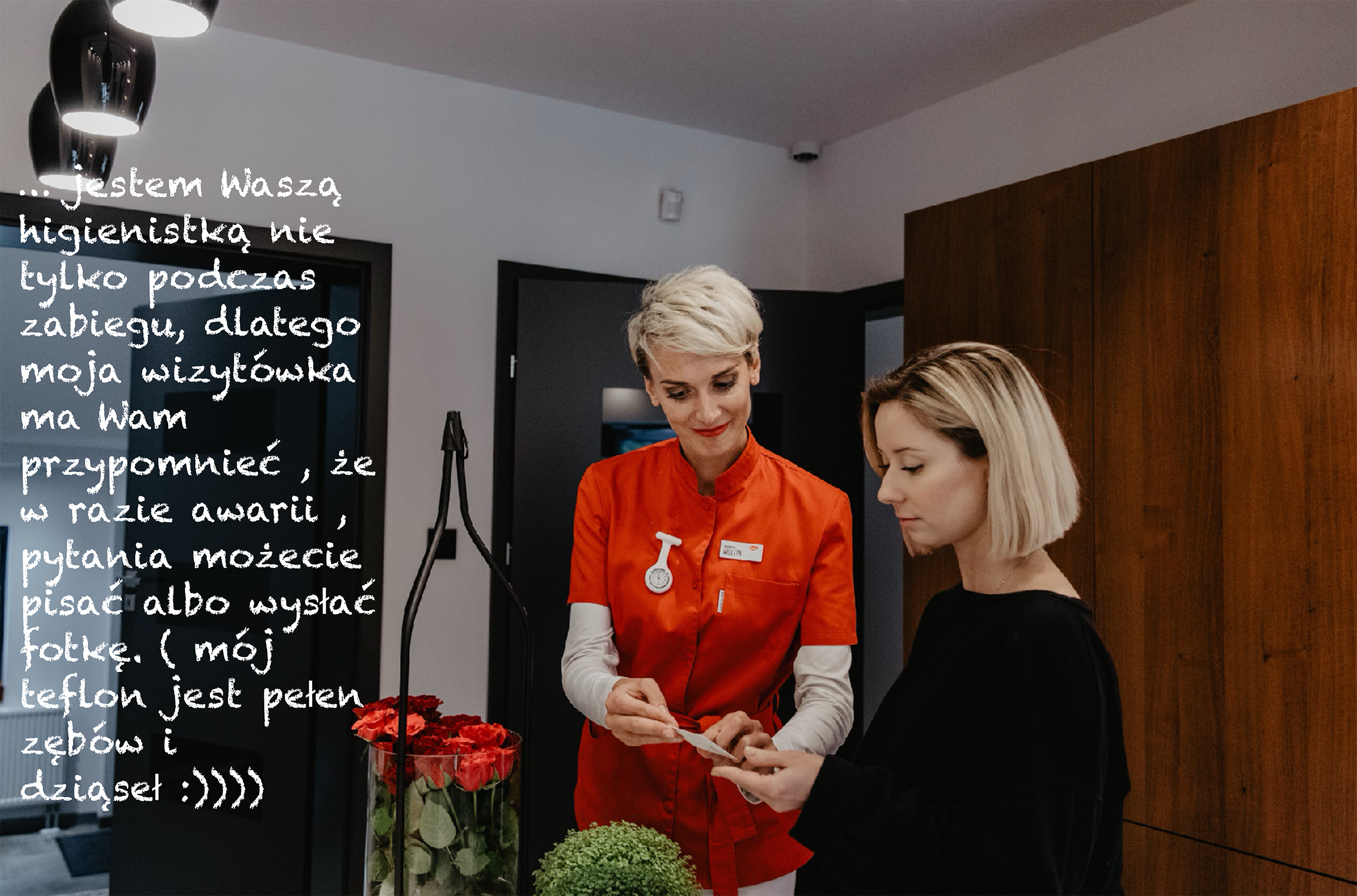 higienistka po wykonanym zabiegu, w recepcji, wręcza zadowolonej pacjentce swoją wizytówkę, gdyby ta miała jakieś pytania, prosi o kontakt