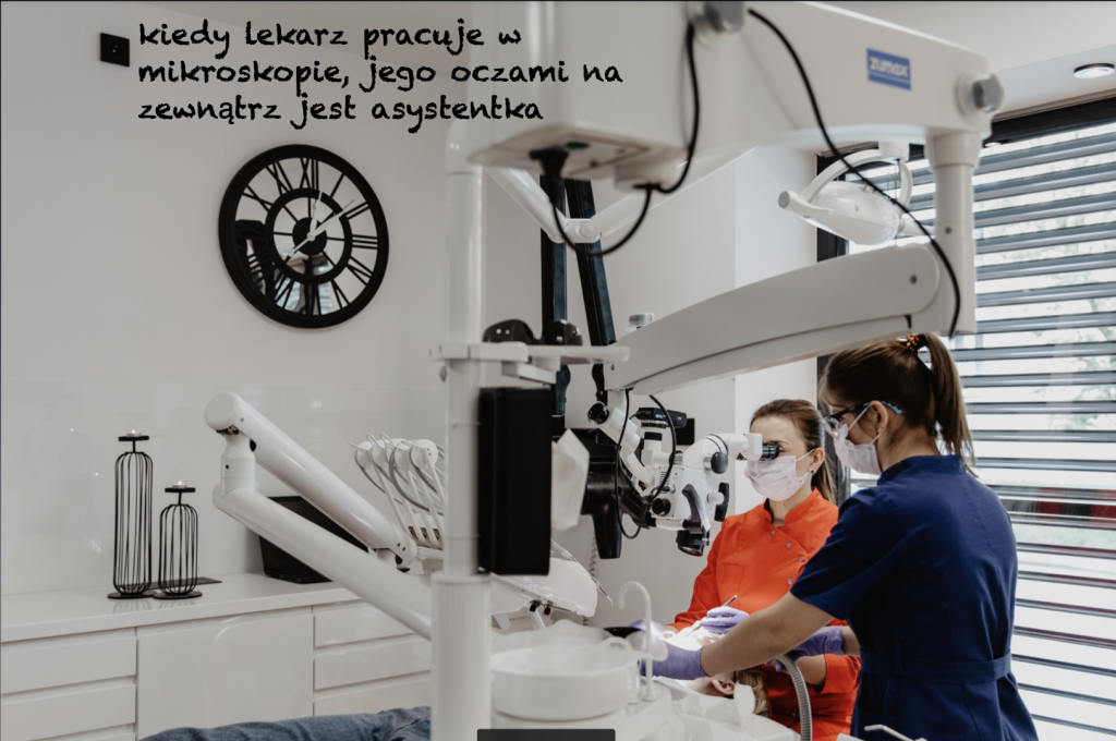 kiedy lekarz pracuje w mikroskopie, jego oczami na zewnątrz jest asystentka